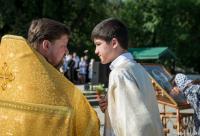 preot vorbind cu un copil