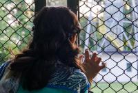 femeie privind prin gard