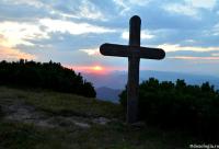 cruce de lemn pe vârf de munte