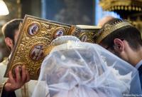 Sfânta Evanghelie pe capul mirilor