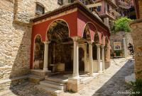 Fântâna Sfinților Arhangheli de la Mănăstirea Dohiariu