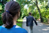 femeie privind bărbatul cum pleacă