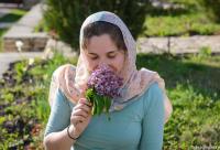 tânără mirosind flori de liliac