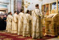diaconi în fața Sfântului Altar