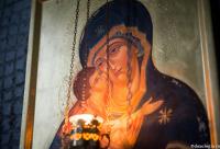 icoana Maicii Domnului cu candelă aprinsă