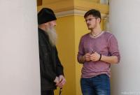 discuție între un călugăr și un bărbat