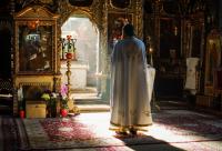 preot în mijlocul bisericii