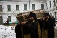 călugări purtând racla cu sfinte moaște