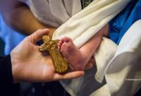 cruce de lemn și picior de bebeluș