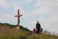 preot privind către troiță