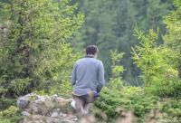 tânăr rugându-se în natură