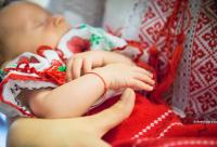 bebeluș în costum popular