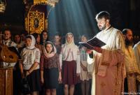 diacon citind rugăciune în biserică