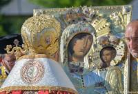 IPS Teofan în fața Icoanei Maicii Domnului