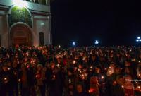 credincioși participând la slujbă