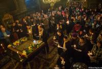 credincioși participând la slujbă