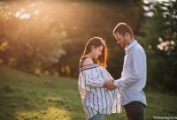 bărbat ținând mâna pe burta femeii însărcinate