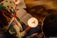 fetiță cu lumânare aprinsă în mână