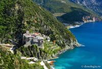 Mănăstirea Dionisiu văzută de pe cărarea ce duce la Mănăstirea Grigoriu