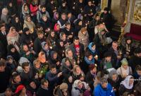 credincioși participând la Sfânta Liturghie
