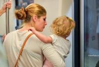 mamă cu copilul în brațe