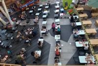 oameni stand la masa