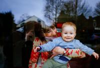 mamă cu copilul în brațe