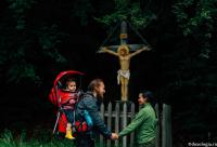 familie în fața unei troițe