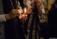 lumânare aprinsă în mână