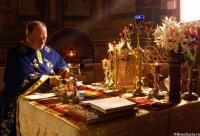 preot lângă Sfânta Masă