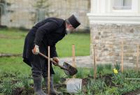 călugăr lucrând în grădină