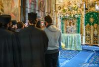 cor în fața icoanei Maicii Domnului