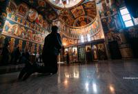 bărbat stând în genunchi