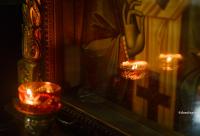 candelă aprinsă la icoană