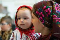 mamă și fiică îmbrăcate în costum popular