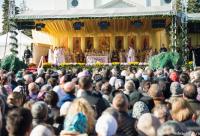 credincioși participând la Sfânta Liturghie
