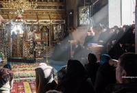 credincioși participând la Sfânta Liturghie