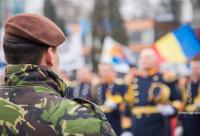 militar la paradă
