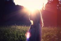 tânără în natură