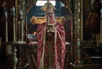 preot cu Sfântul Potir în mână