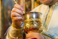 preot cu Sfântul Potir în mână