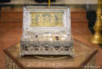 Racla de la Mănăstirea Simonos Petras, ce conține un fragment din lemnul Sfintei Cruci (centru), mâna stângă a Sfintei Mironosițe, întocmai cu Apostolii, Maria Magdalena (în partea dreaptă), precum şi fragmente din moaştele Sfintei Ana, mama Maicii Domnului și moaştele Sfântului Mare Mucenic Pantelimon