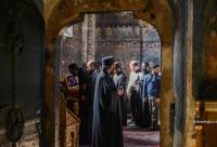 călugăr în biserică