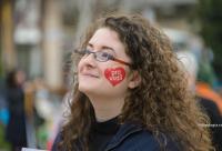 tânără cu sticker cu inimă pe obraz
