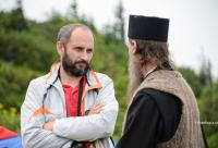 bărbat ascultând un călugăr