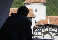 bărbat privind în zare