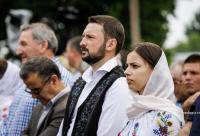 soți în costum popular