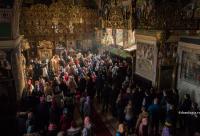 credincioși participând la Sfânta Liturghie
