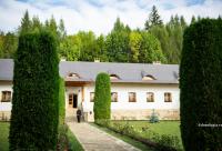 călugăr în curtea mănăstirii