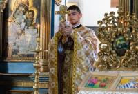 preot cu crucea în mână